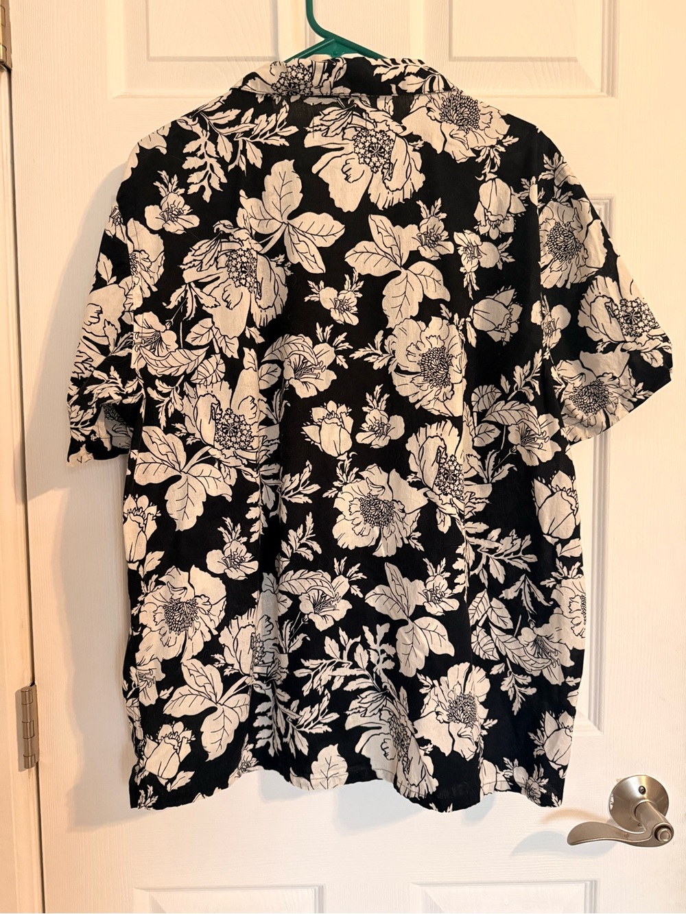 Old Navy Men’s Floral Camp Shirt Black White Button Front Size Large - Picture 2 of 3